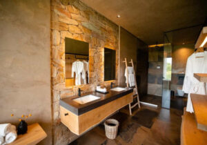 Kapama-River-Lodge-Deluxe-Suite-Bathroom-506x354